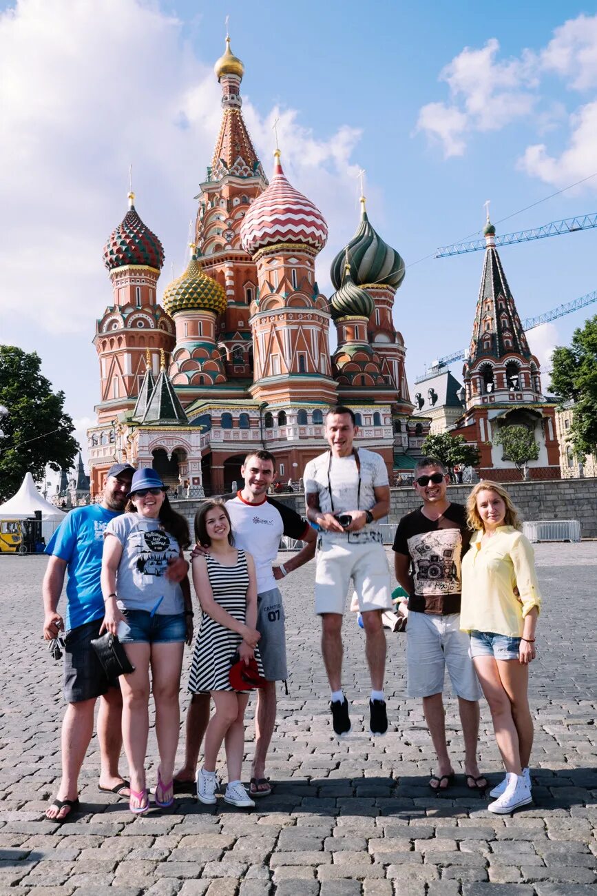 Погулять в москве подростку. Прогулки по Москве экскурсии. Куда можно поехать всей семьёй в Москве. Где можно погулять в Москве с девушкой. В чем поехать в Москву летом.