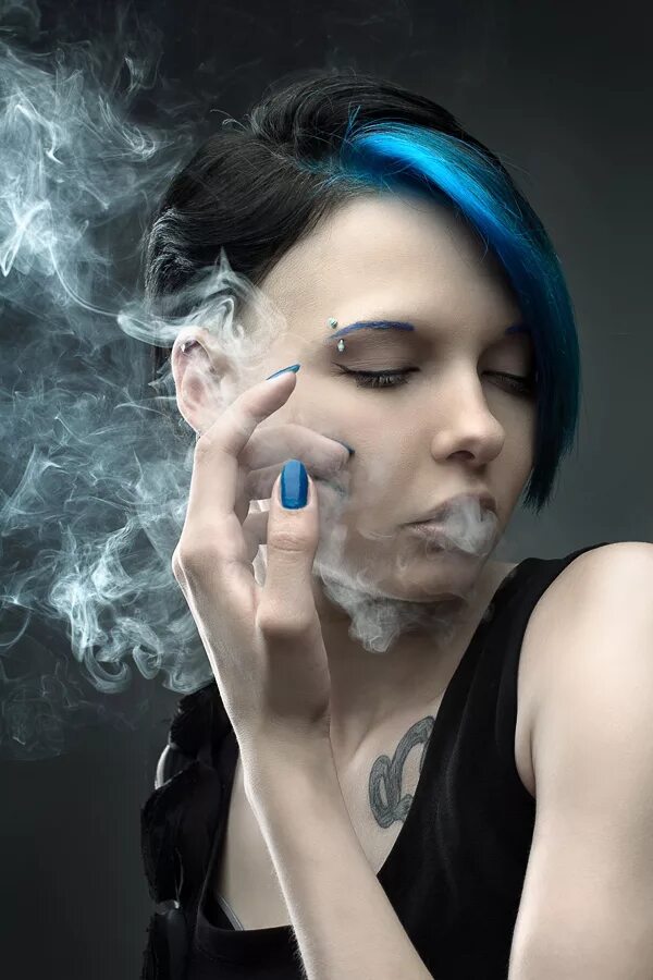 курение и волосы. курение и волосы женщины. девушка курит в парке. Smoking hair. девушка с короткими волосами и сигаретой.