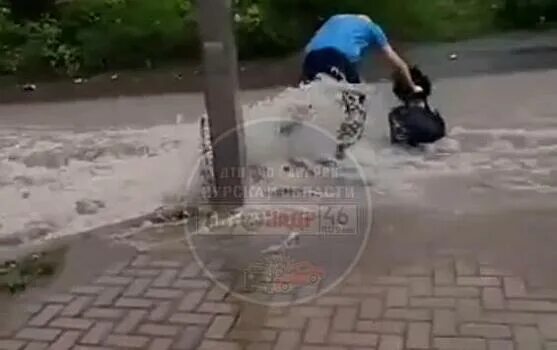 Мин воды сбил. Курск дождь. В Курске на улице Никитской поток воды смыл дорогу. Сильный ливень фото. Фото по сильному ливню.