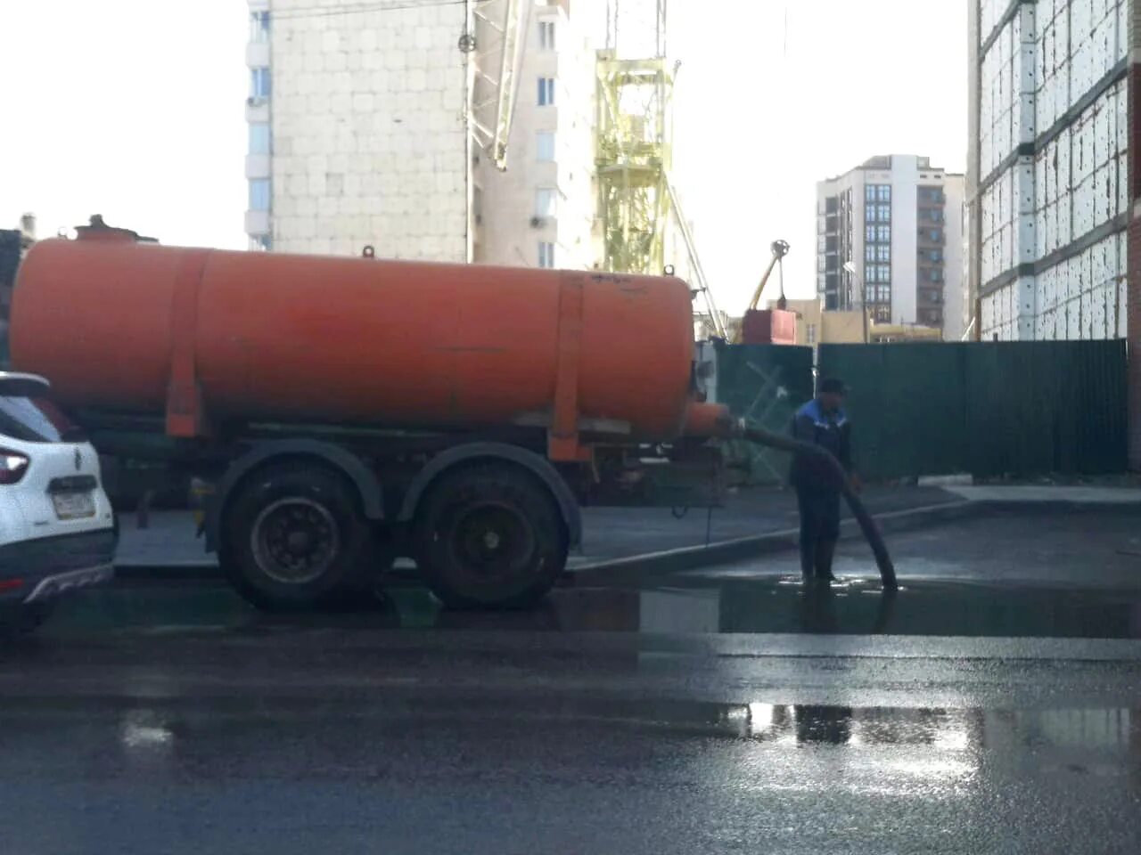 Почему нет воды астрахань сегодня. Откачка дождевой воды. Откачка Астрахань. Жилищник откачивает воду с лужи. Дождь в Астрахани.