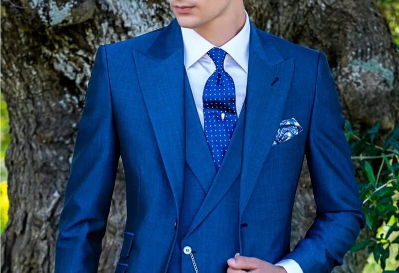 Синий костюм. Синий смокинг. Синий свадебный костюм. Голубой костюм. Игра в синем костюме