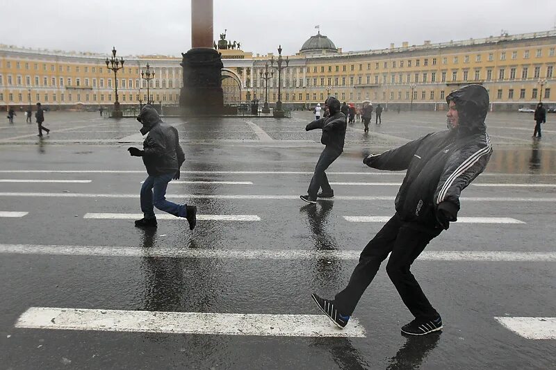 Воздух где идет в спб. Сильный ветер в Санкт-Петербурге. Сильный ветер в Питере. Дождь в Питере. Шторм в Санкт-Петербурге.