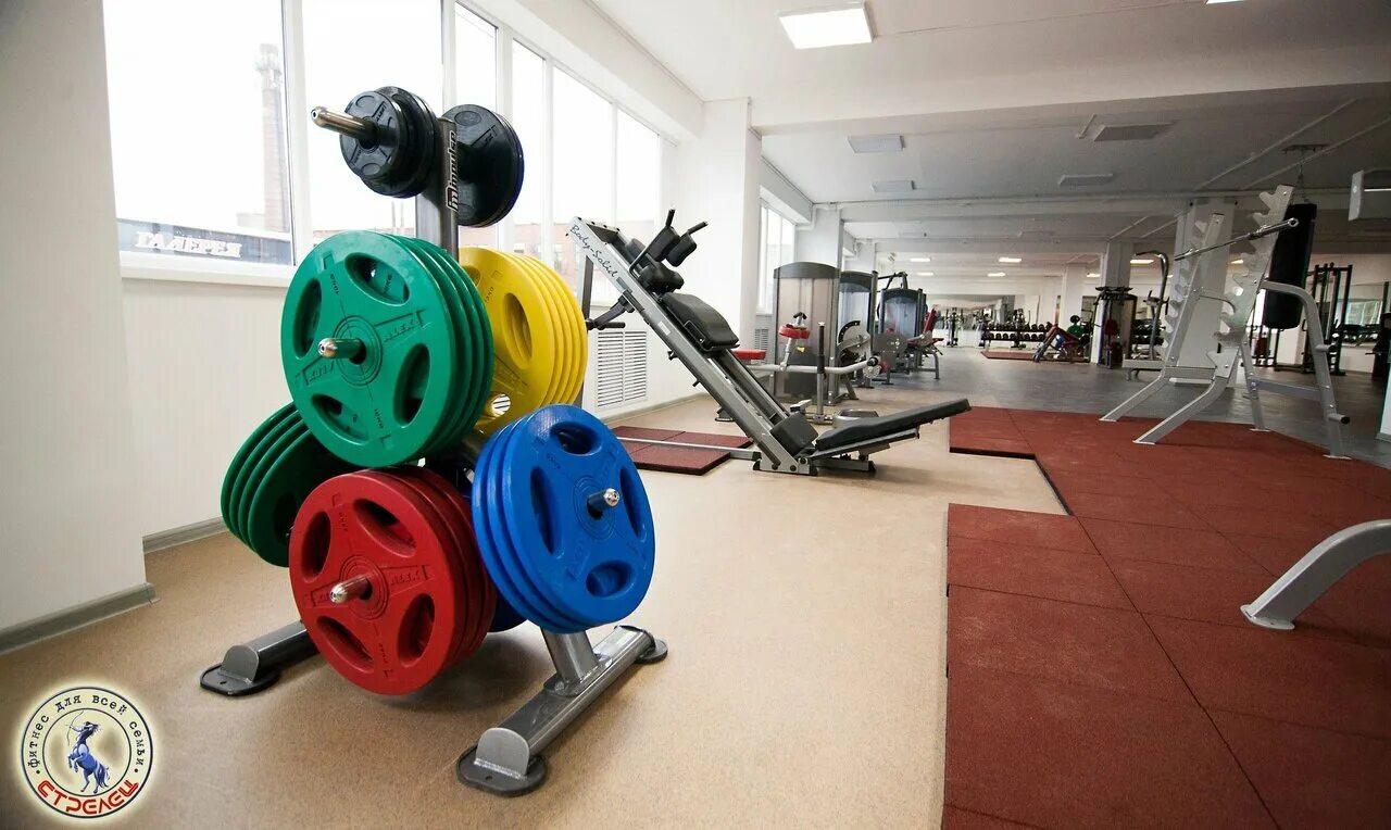 Акции фитнес центров. Тренировки в мини группах в тренажерном зале. Рекламная листовка фитнес. Объявление фитнес тренера. Упражнения в мини группах фитнес.