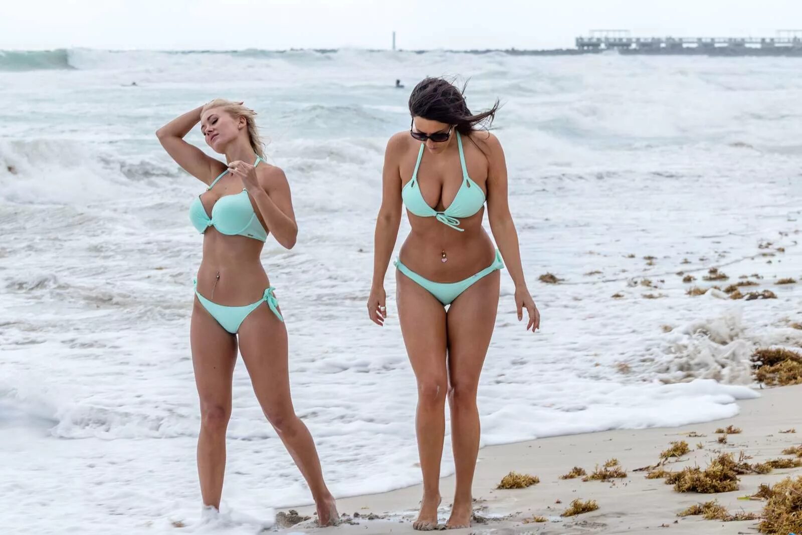 мачехи на пляже. девушки на пляже в купальниках. эшли грэхем в купальниках. мачехи на пляже. красивая взрослая женщина в купальнике.