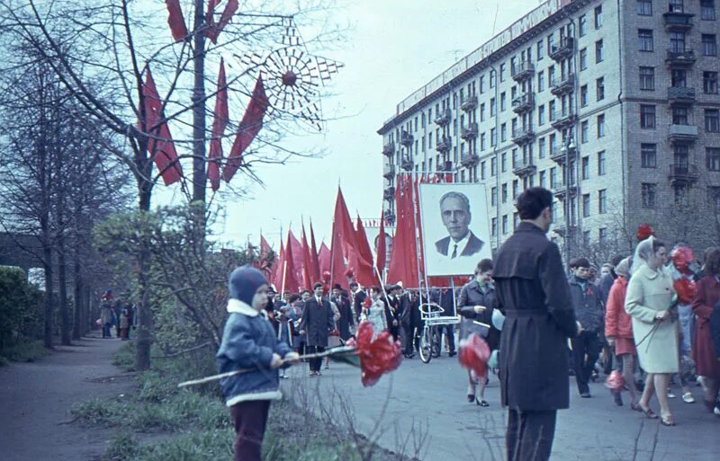 1 мая 80 годы. Первомай в СССР проспект Калинина. Первомай парад СССР. Советская демонстрация. Первомайская демонстрация.