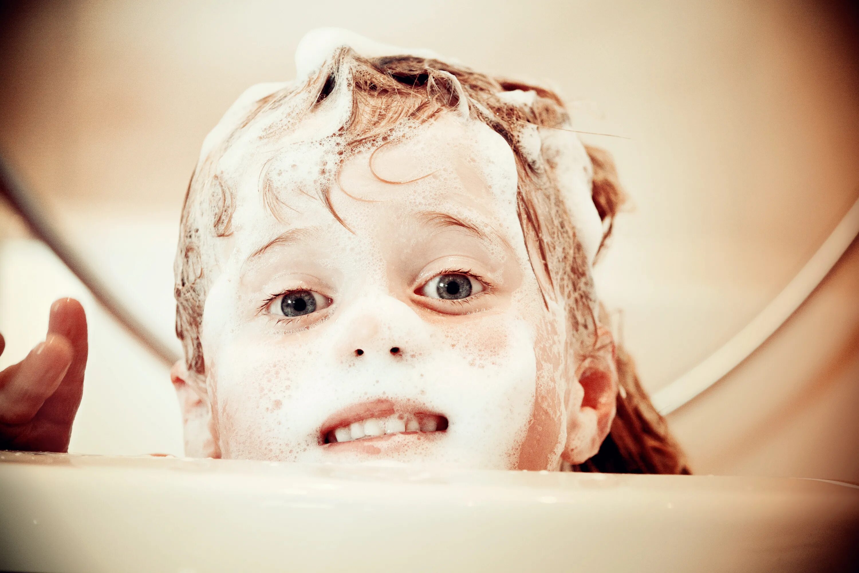 Мытье головы ребенка. Ребенок с намыленной головой. Дети намыливают волосы. Мыло для детей. Мытье головы детям.
