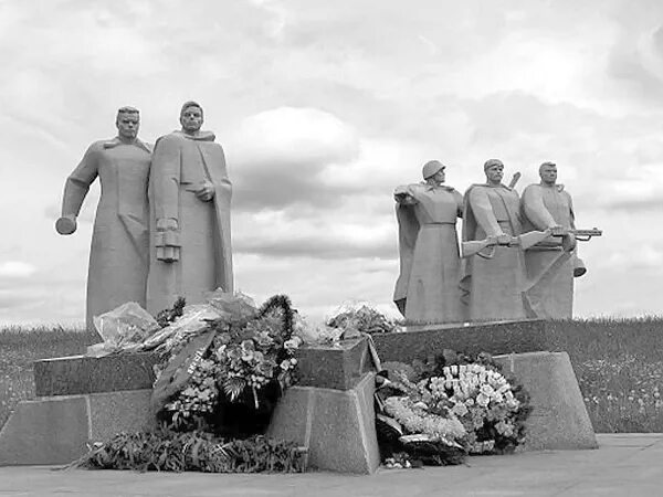 Какому событию посвящен памятник кремлевским курсантам. Памятник рубеж Волоколамск. Памятник кремлевским курсантам в Волоколамске. Волоколамский рубеж фото. Памятник панфиловцам.