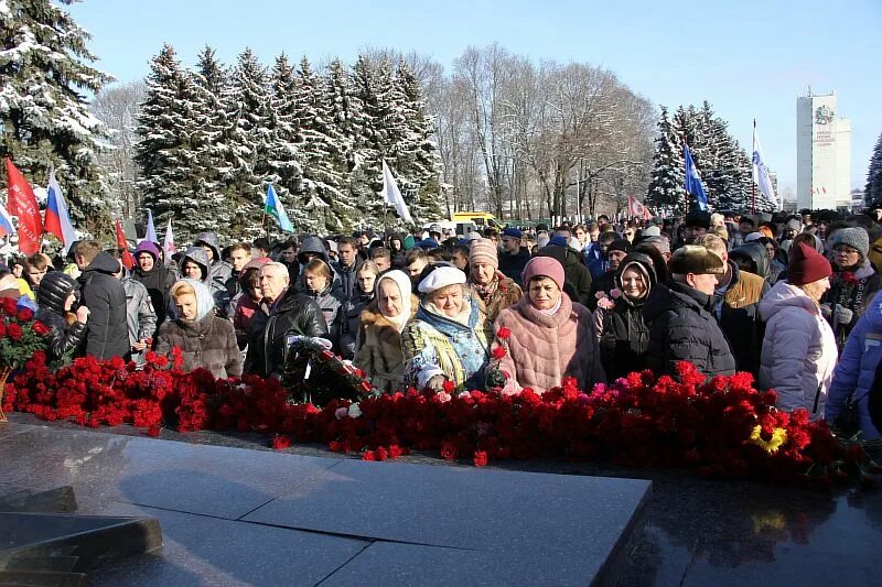 Возложение цветов к памятнику. Возложение курск. Возложение курск. 8 февраля освобождение курска. Курск 9 мая.