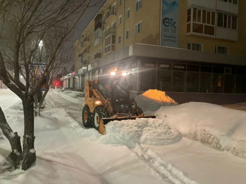 Снегопад в Омске. Уборка снега Омск. Омск после снегопада. Снежные завалы на дорогах.