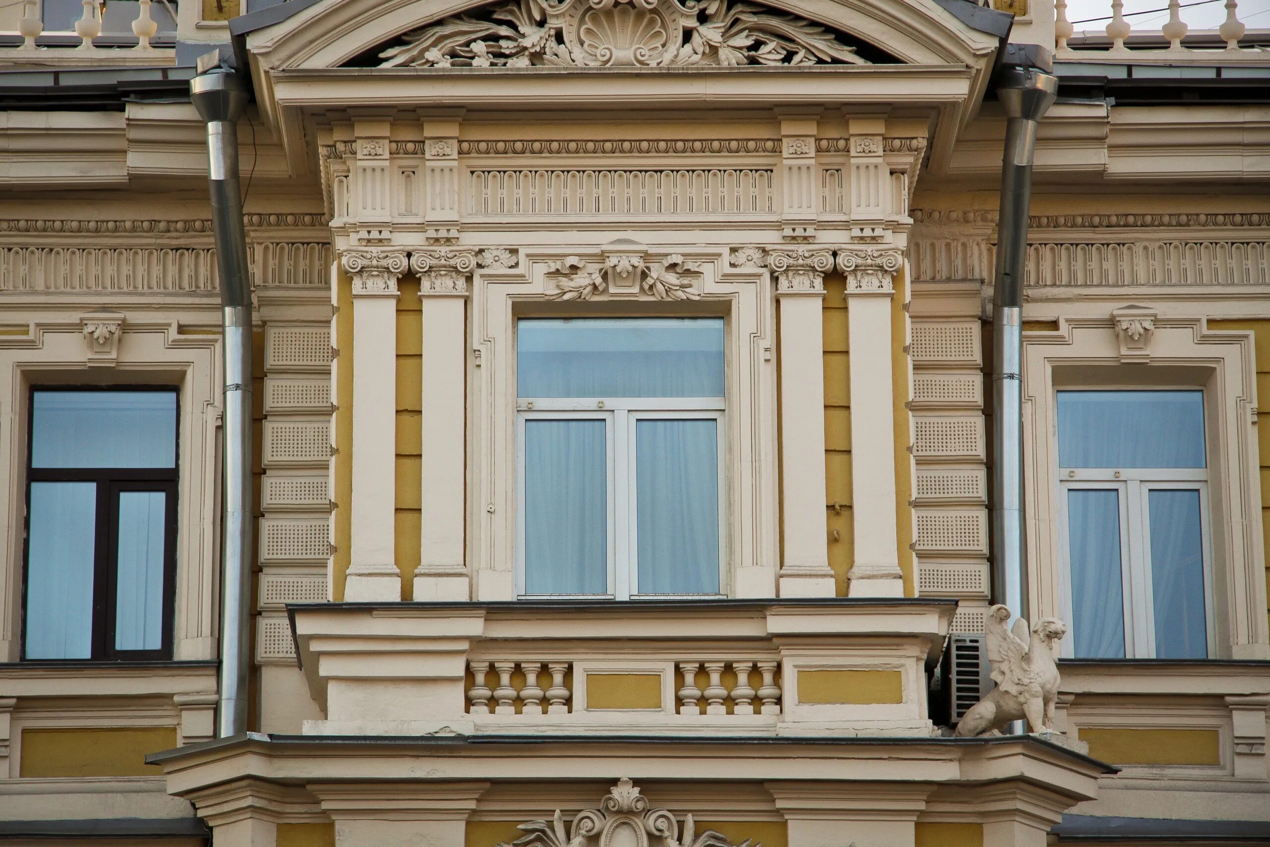 Дом купца Камзолкина. Доходный дом купца Камзолкина в Москве. Доходный дом в Москве 19 века.