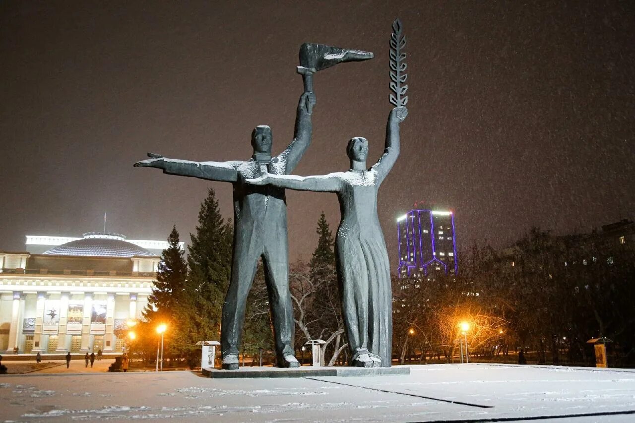 Зимой купить в новосибирске. Монумент славы Новосибирск. Академгородок Новосибирск зима. Новосибирск достопримечательности зимой. Путешествие по Новосибирску зимой.