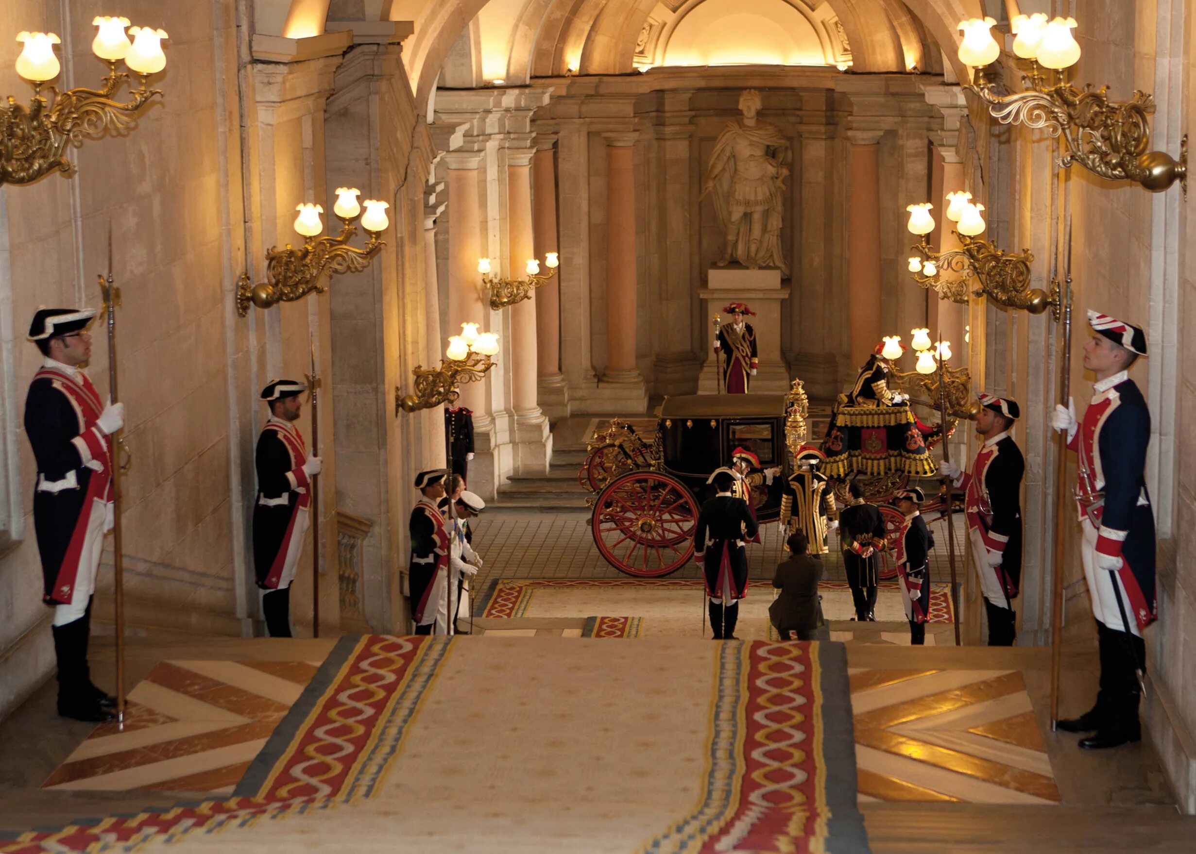 Королевский дворец в Мадриде. Королевский дворец Palacio real Мадрид. Дворец короля Испании Сарсуэла. Королевский дворец в Мадриде внутри. Резиденция королей на юге испании красный замок