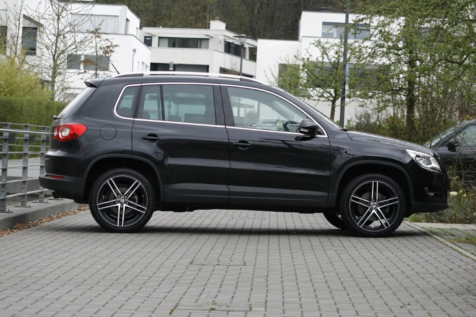 Vw tiguan колеса r18. Диски тигуан. Фольксваген тигуан 2019. Vw tiguan 2017 r18. Фольксваген тигуан 2 диски.