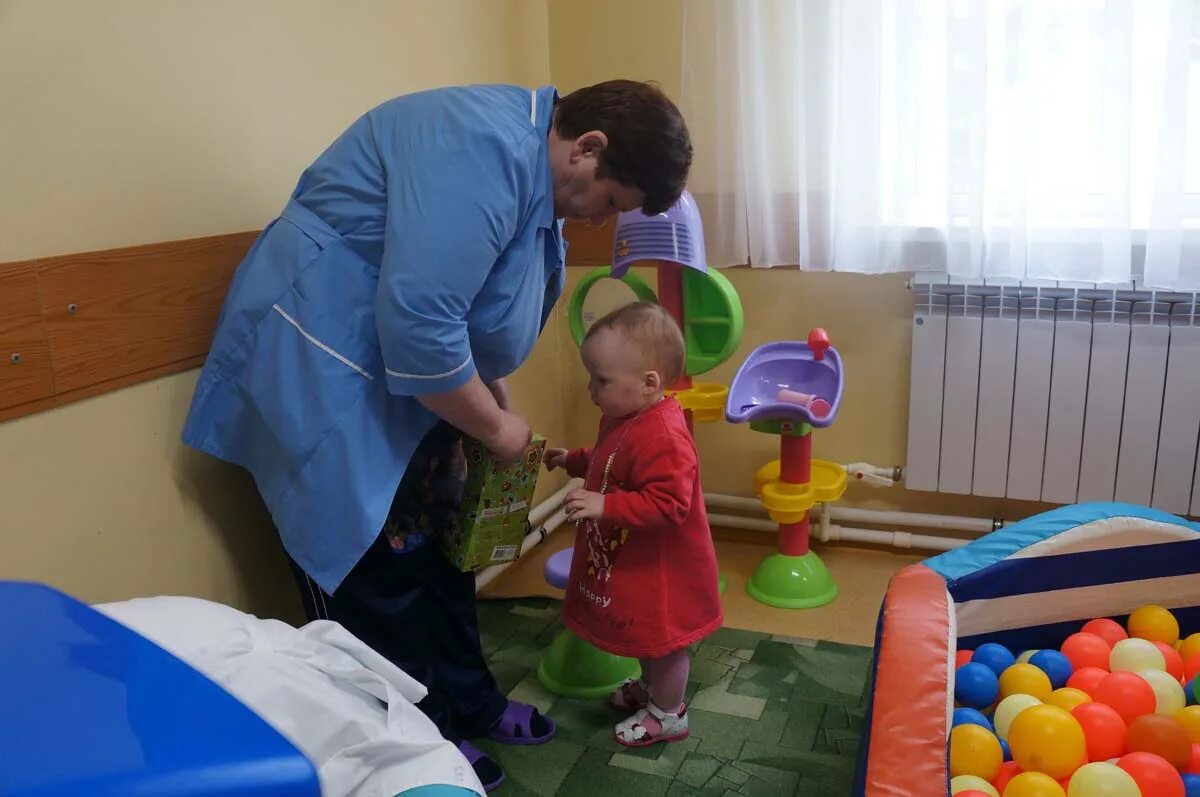 оказать помощь детским домам. оказать помощь детским домам. благотворительная помощь детскому дому. детям помогают в детдомах. муромский дом ребенка специализированный.