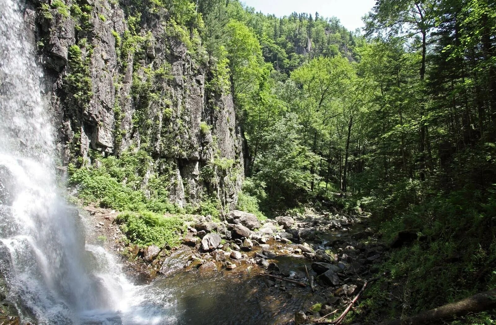 Погода беневское. Беневские водопады Приморский край. Водопад Чинарев Мезмай. Смольные водопады Приморский край. Беневские водопады маршрут.