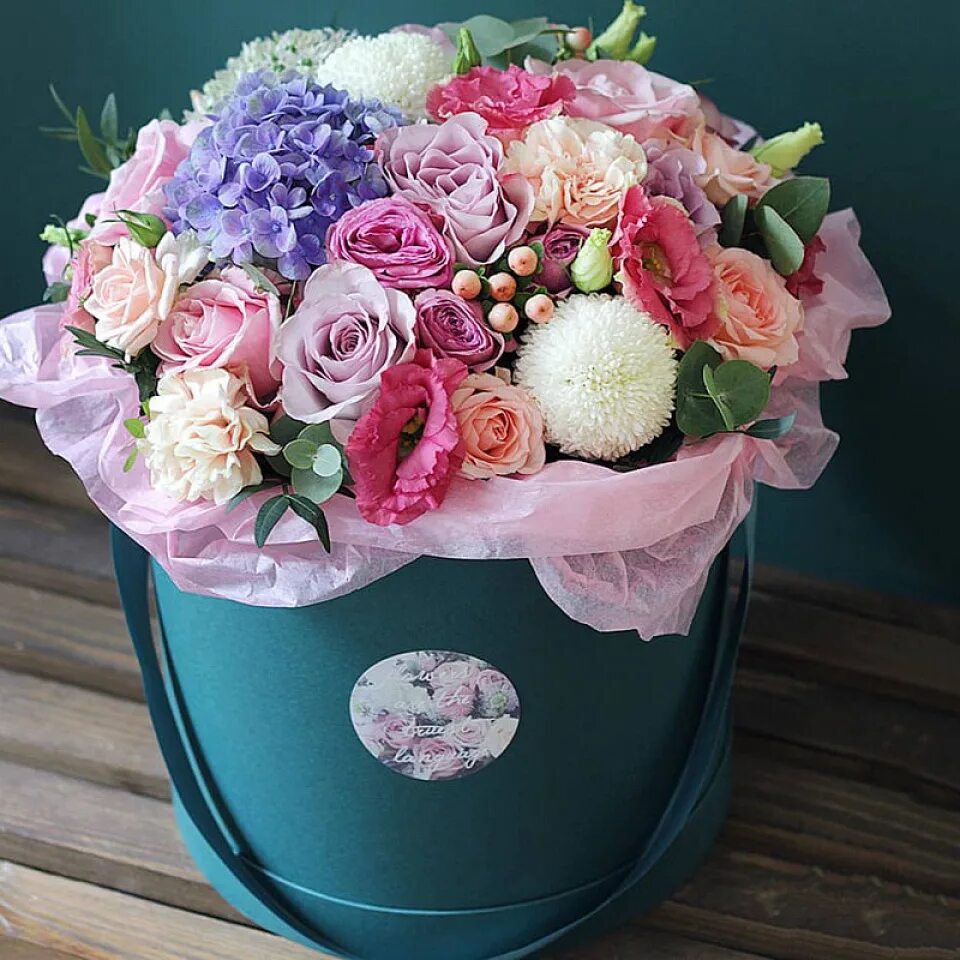 коробки с цветами. шикарный букет в коробке. Maison des fleurs цветы. коробки для букетов. букет в шляпной коробке.