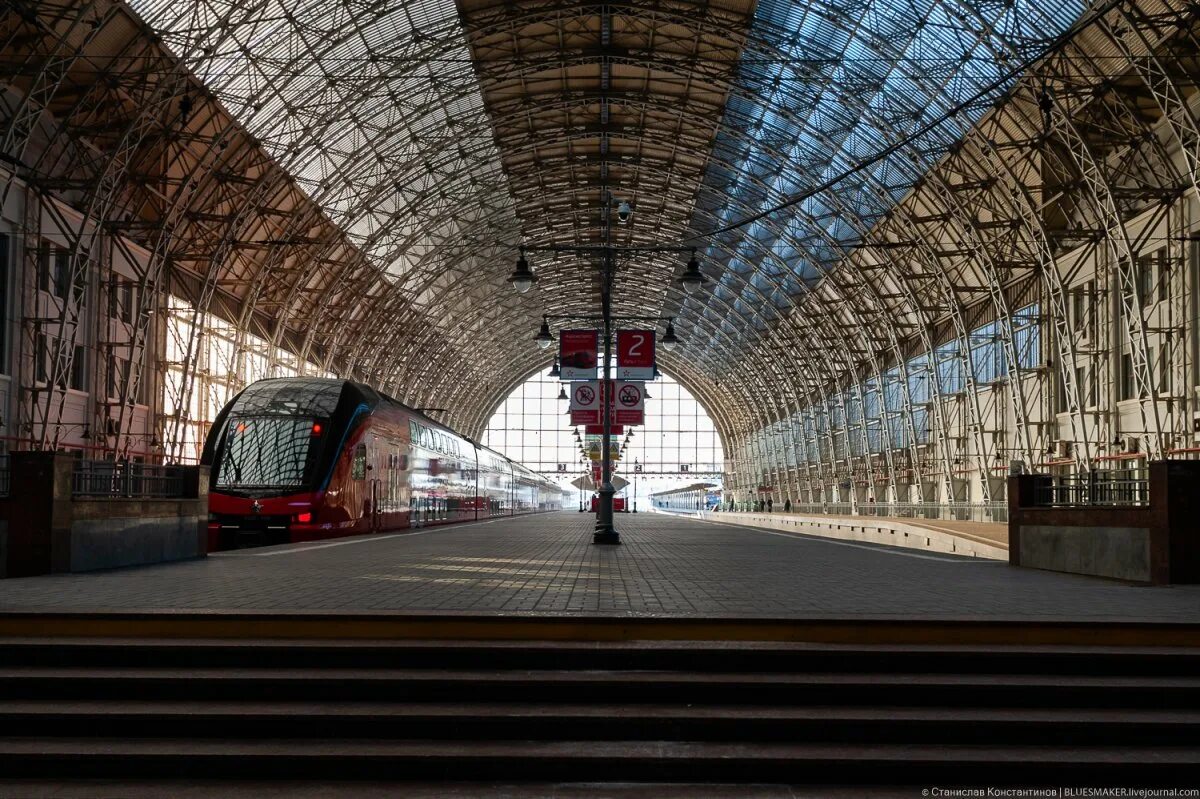 Киевский вокзал Москва перрон. Киевский ЖД вокзал Москва. Дебаркадер Киевского вокзала Шухов. Дебаркадер Витебского вокзала.