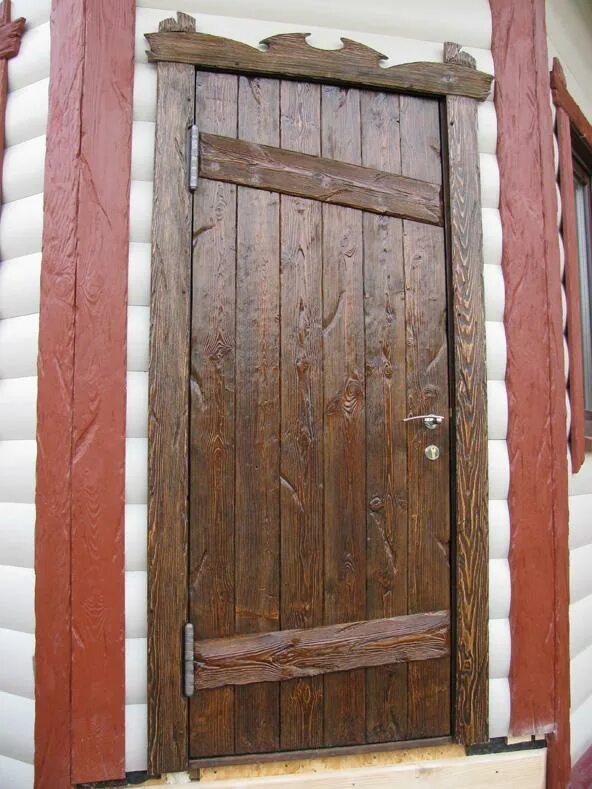 Обшить деревянную дверь. Входная дверь обшитая деревом. Обшивка старой двери. Входная дверь деревянная обтянутая.