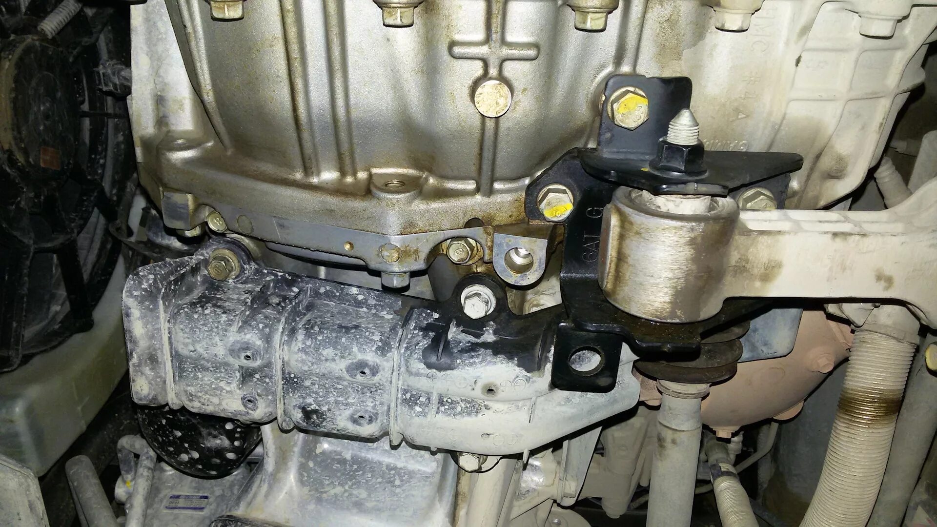 Подушка двигателя МКПП Хендай ix35. Hyundai ix35 крепление коробки передач. Нижняя подушка двигателя Солярис 1.6 АКПП. Подушки двигателя и АКПП Хундай ix35.