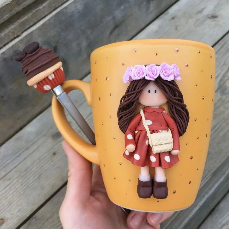 Кружка с куклой из полимерной глины. Статуэтки из глины. Фигурки из полимерной глины. Полимерная глина куколки. Девочка из глины.