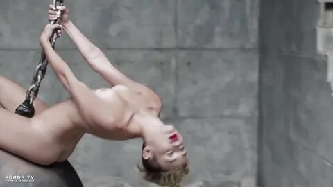 11. Майли Сайрус в клипе Wrecking Ball без цензуры.