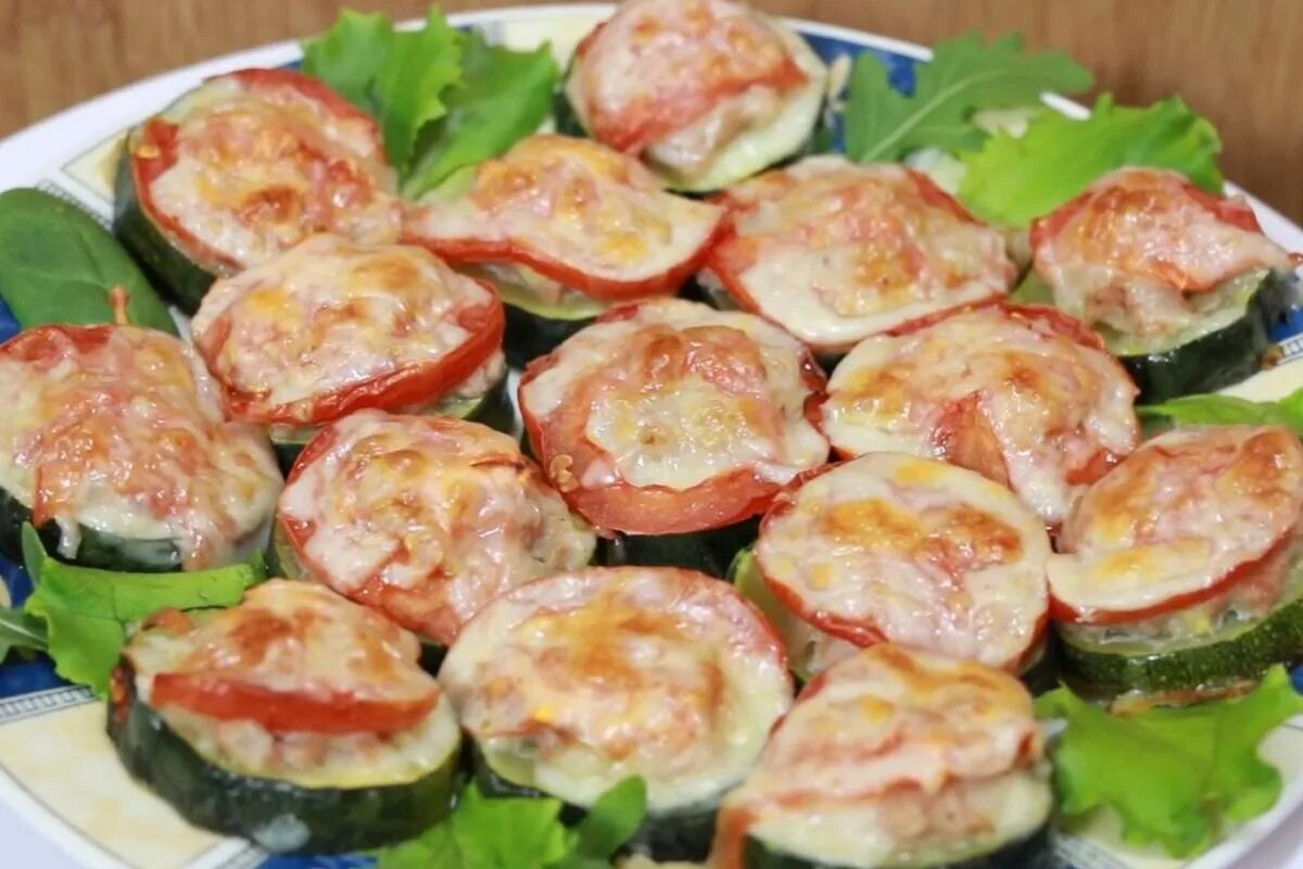 Фарш цукини. Кабачки в духовке с фаршем помидорами и сыром. кабачки с фаршем в духовке кружочками с помидорами. кабачки с фаршем в духовке кружочками с помидорами и сыром. кабачки с фаршем помидором и сыром.