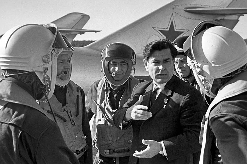 Летчик маресьев. Алексе́й петро́вич маре́сьев. алексей петрович маресьев. летчик алексей мересьев. маресьев алексей петрович летчик-истребитель.