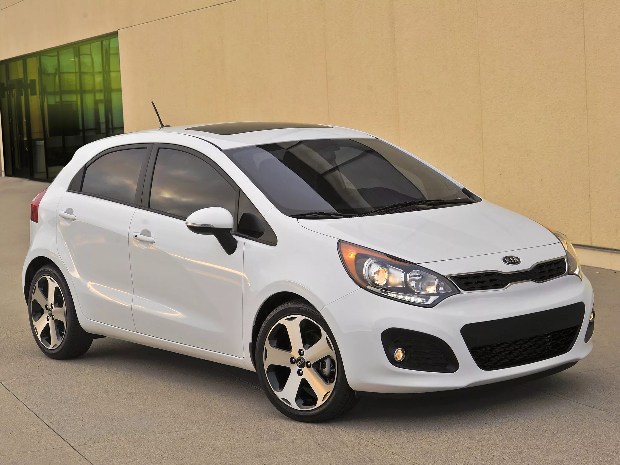 Купить киа автомат новую. Kia Rio 2012. Kia Rio 2012 хэтчбек. Kia Rio Hatchback 2011. Кия Рио 2011 хэтчбек.