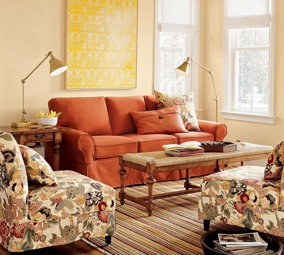 Цвет диванов в интерьере гостиной. Диван в интерьере. Терракотовый диван в интерьере. Цветные диваны в интерьере гостиной. Разноцветный диван в интерьере.