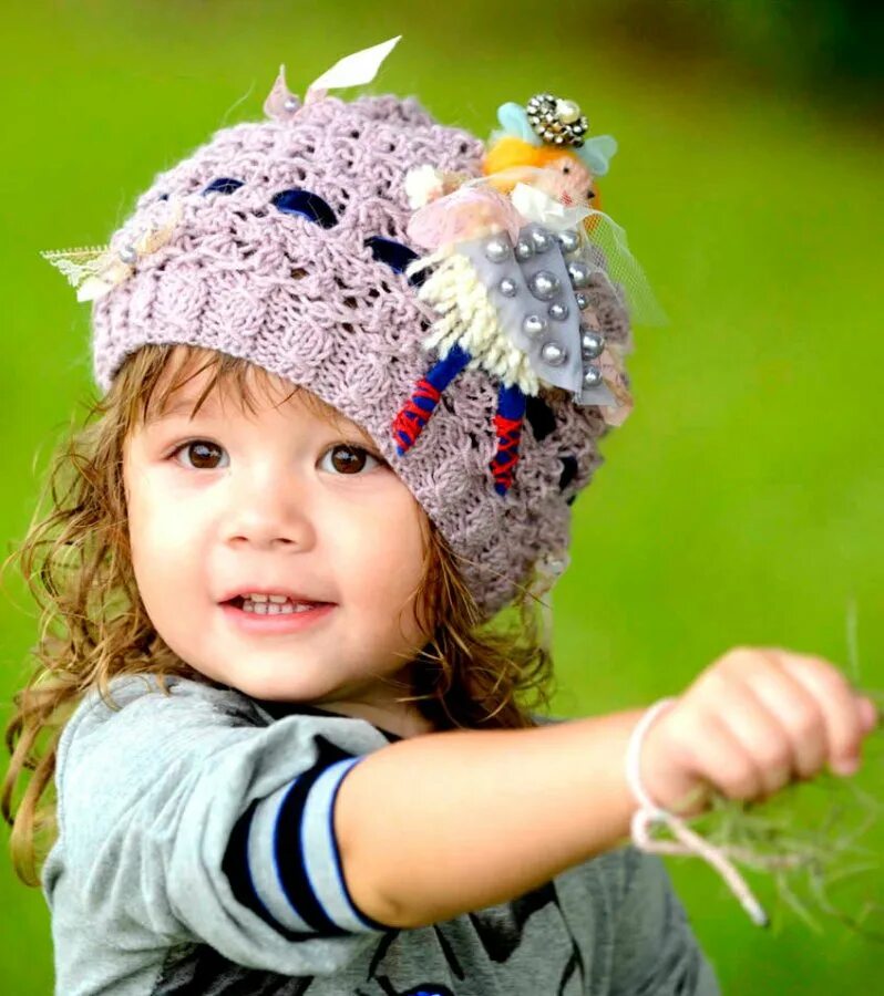 Вязание крючком детская шапочка. Вязаные летние шапочки для детей. Красивые вязаные шапочки для девочек. Красивые вязаные шапочки для детей. Девочка в шапочке.