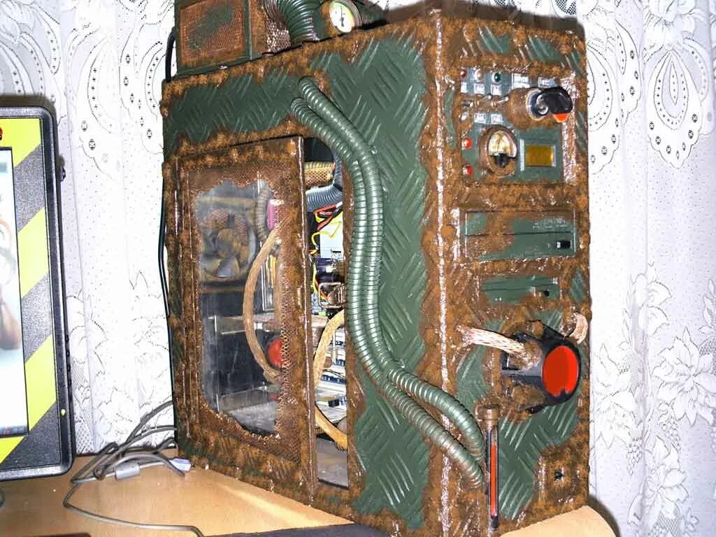 сломанный игровой пк. смешные компьютерные корпуса. пыльный системный блок. самые старые компьютерные столы. бедный офис.