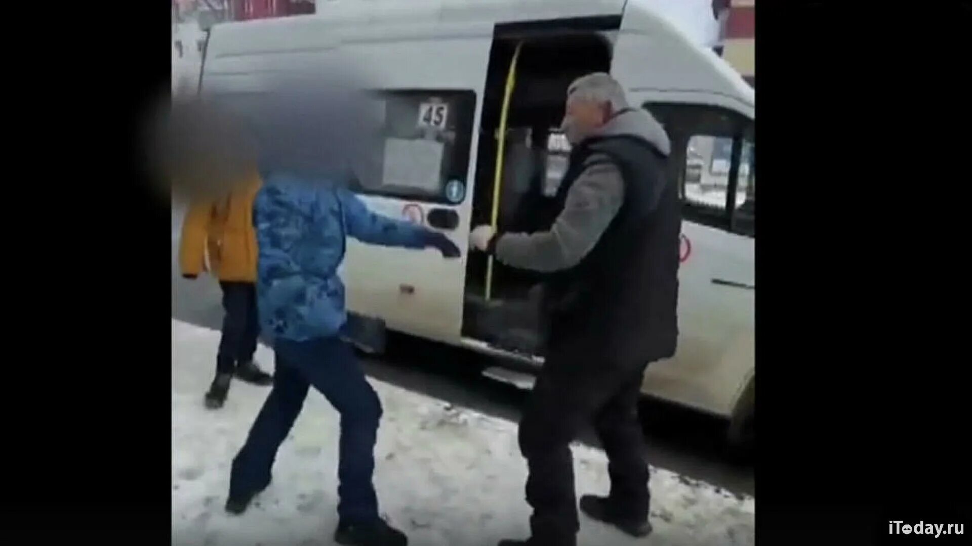 Водитель высадил ребёнка из автобуса. Выгнали из автобуса. Водителя автобуса убило ломом. Водитель выталкивает женщину из автобуса.