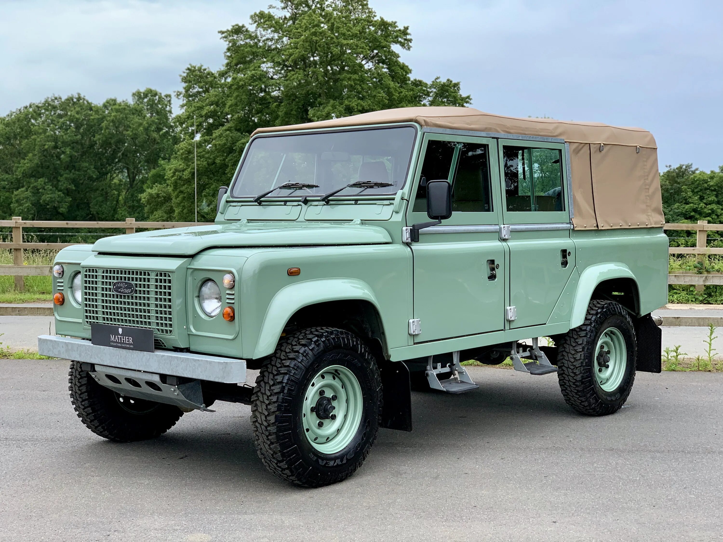 Defender fame. Ленд Ровер Дефендер 110. Land Rover Defender 1 поколения. Ленд Ровер Дефендер 110 старый. Лэнд Ровер Дефендер 110 2002.