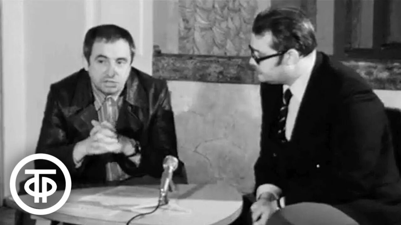 Футбольный комментатор маслаченко. Советский корреспондент. Вадим синявский комментатор. Журналисты международники ссср специалисты по афганистану. Николай николаевич озеров спортивный комментатор.