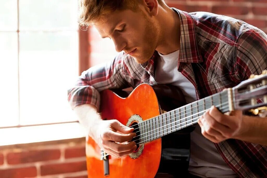А я пою про любовь. Мужчина с гитарой. Парень с гитарой. Человек играющий на гитаре. Подросток с гитарой.