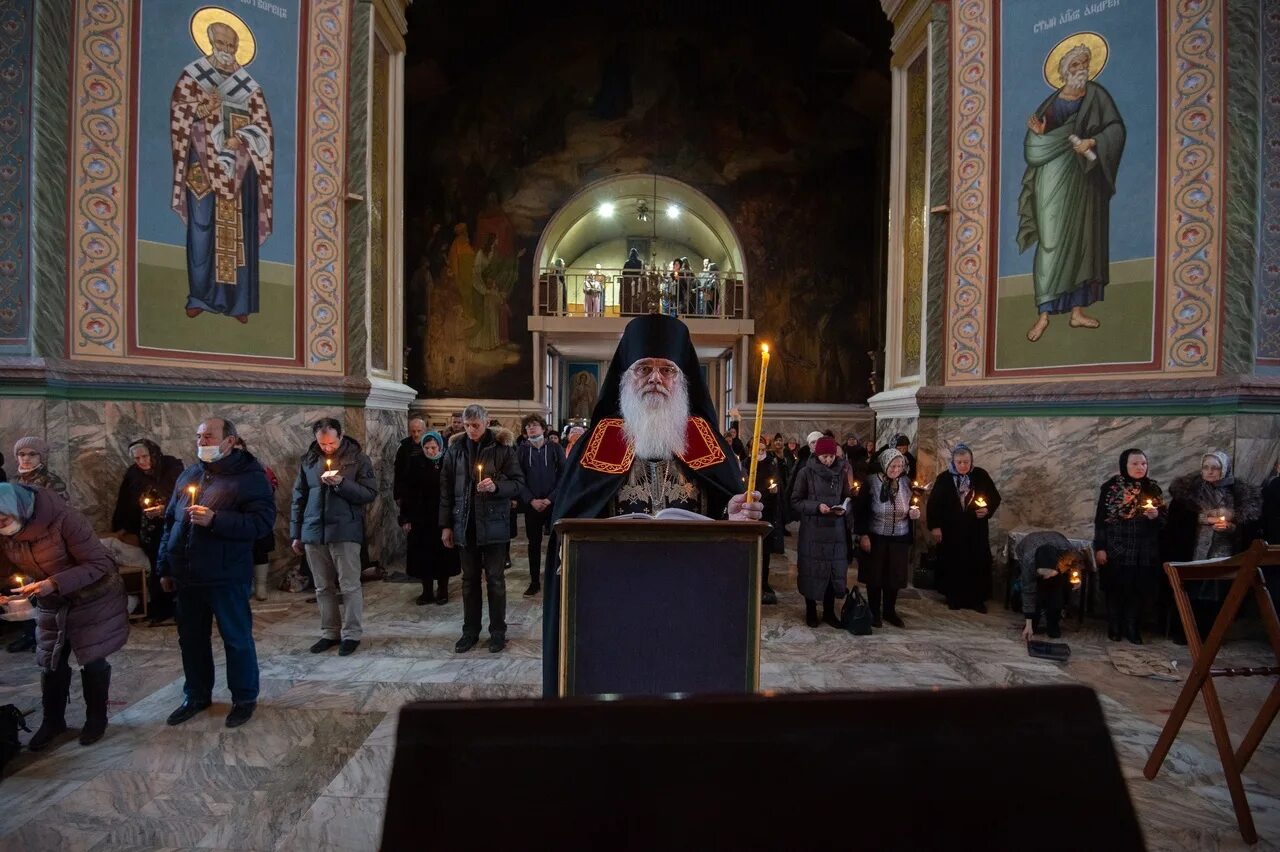 Пасхальное богослужение из Петропавловского собора Томска. Томск хор Петропавловского собора. Соборно молящиеся. Молящаяся паства Россия.