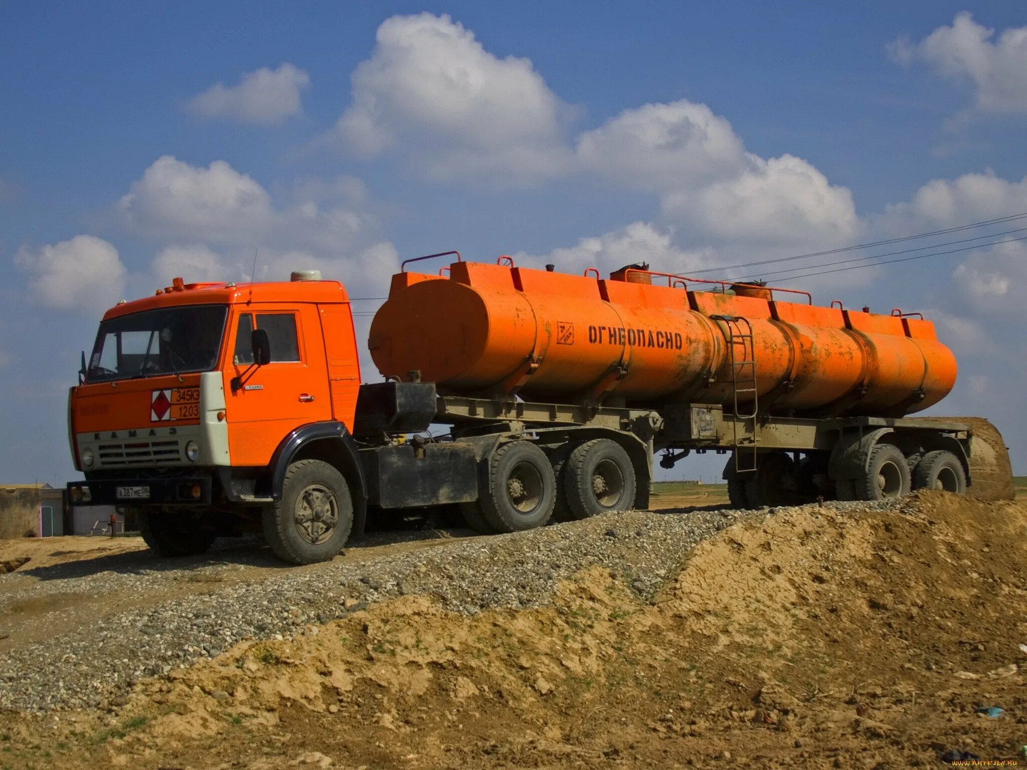 Автоцистерна камаз 43118. Камаз тягач 6460 бензовоз. Камаз 54115 с цистерной. Камаз 6460 с полуприцепом цистерной. Камаз 6515 топливозаправщик.