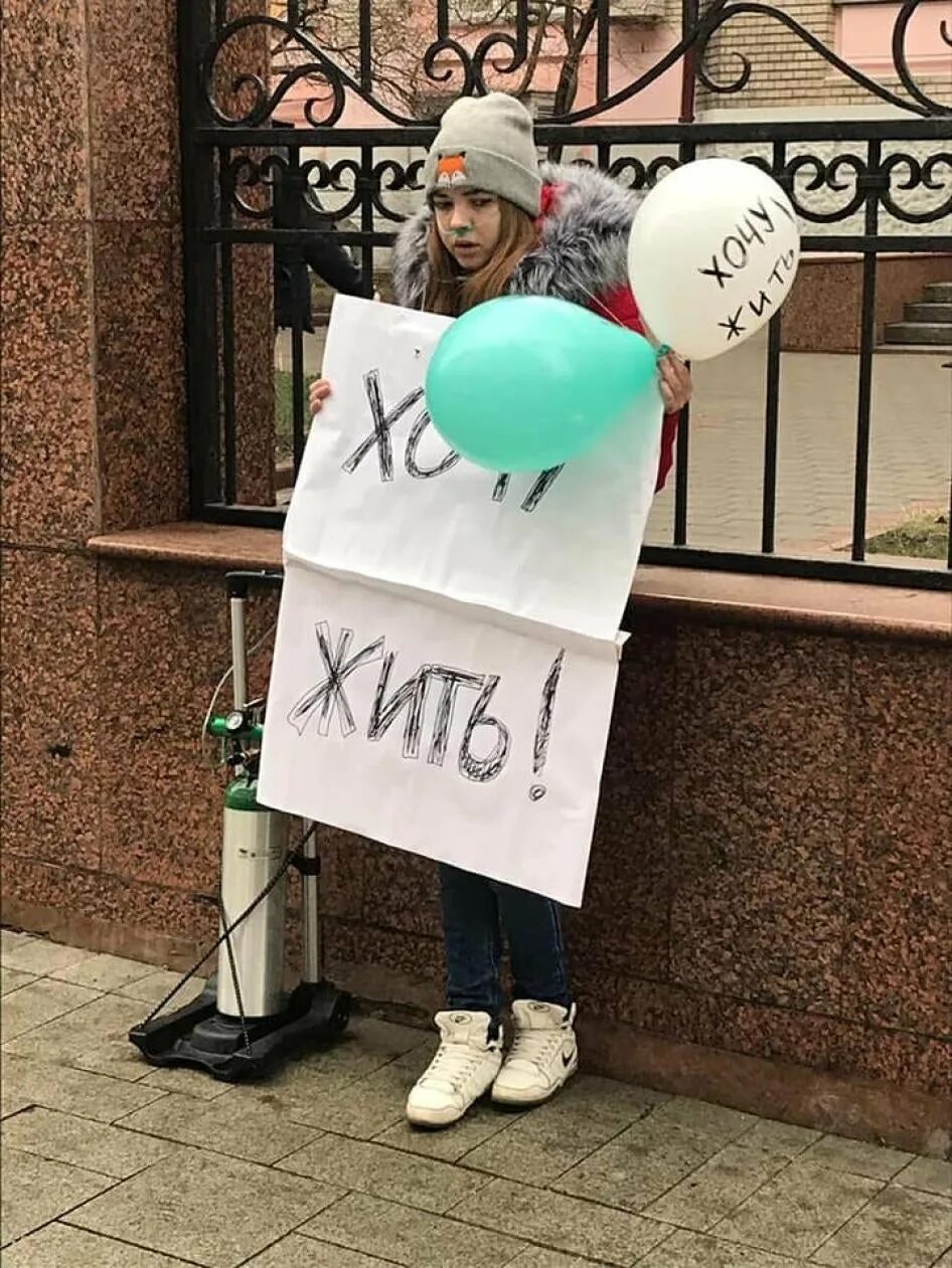 Город в котором хочется жить конкурс. Надписи в библиотеке на стенах. Страшные надписи на стенах. Девушка с плакатом хочу жить. Не хочу жить.