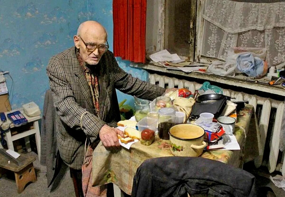 Старик голодный. Фото голодный бездомный. Старик голодный. Пенсионер кушает. Голодные старики.