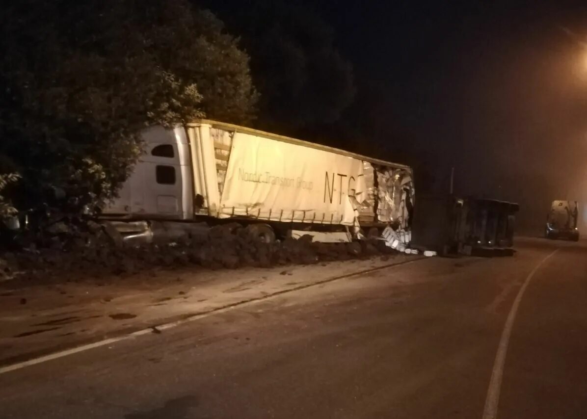 Новости происшествия ньюс. Авария вчера ночью в Тульской области 2 фуры. Фура ночью на шоссе.