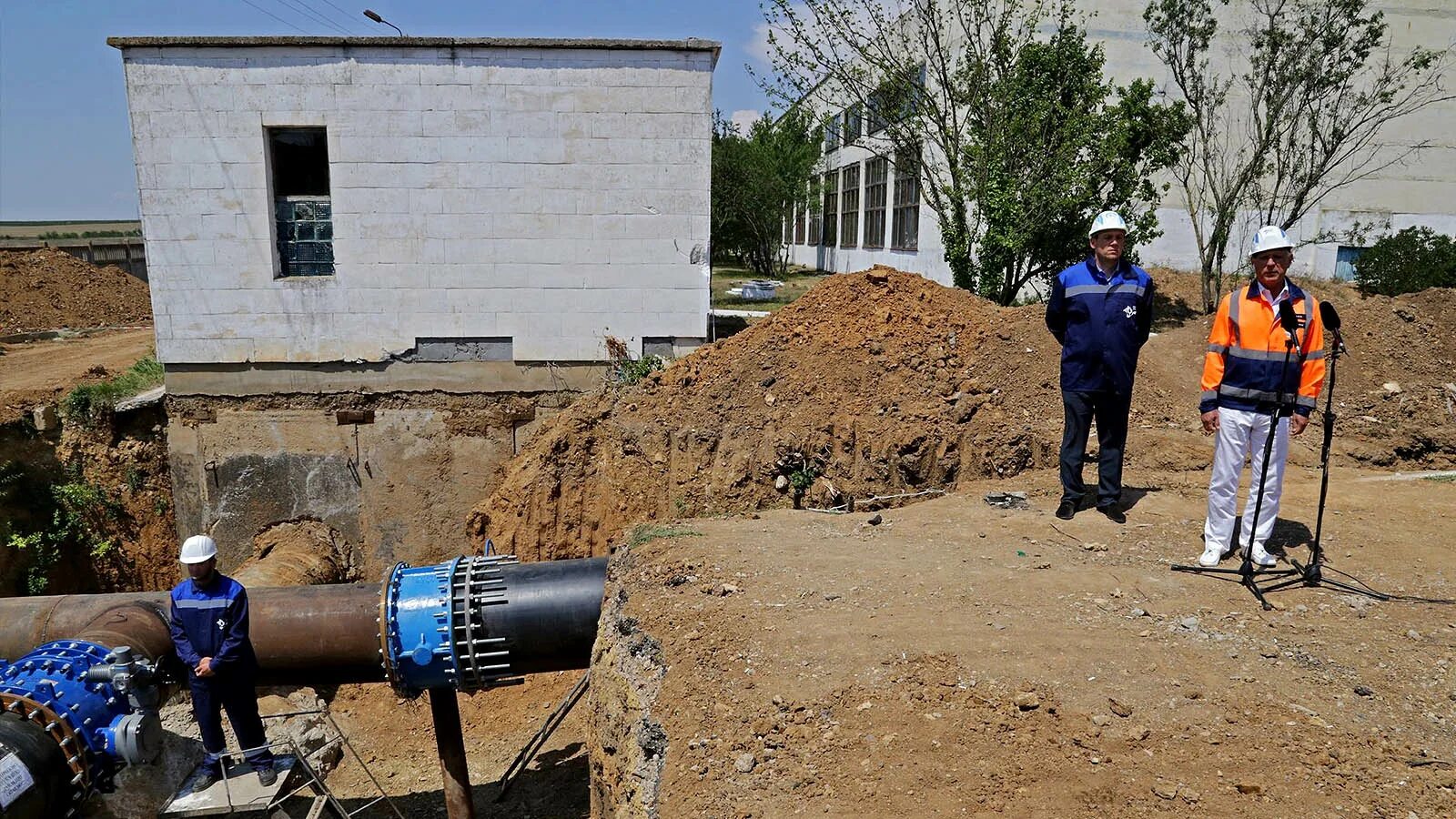 Водопровод в крыму. Водопровод Крым. Магистральный водопровод. Водовод Крым. Водоснабжение Симферополь.