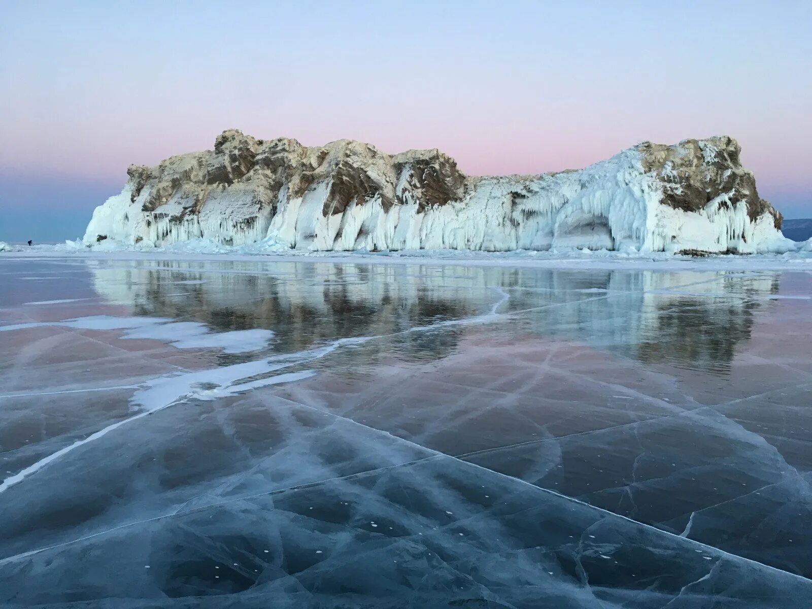 Сколько лед на байкале. Байкал 2022. Хрустальный лед Байкала. Зимний Байкал. Лед Байкала 2022.