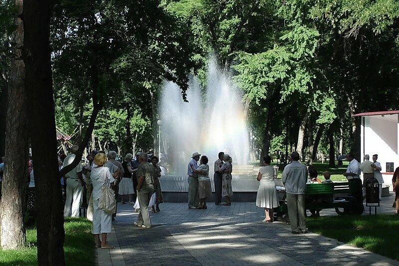 Танцплощадка в ярких огоньках слушать. Танцплощадка. танцплощадка в парке. танцплощадки на открытом воздухе. танцплощадка фото.
