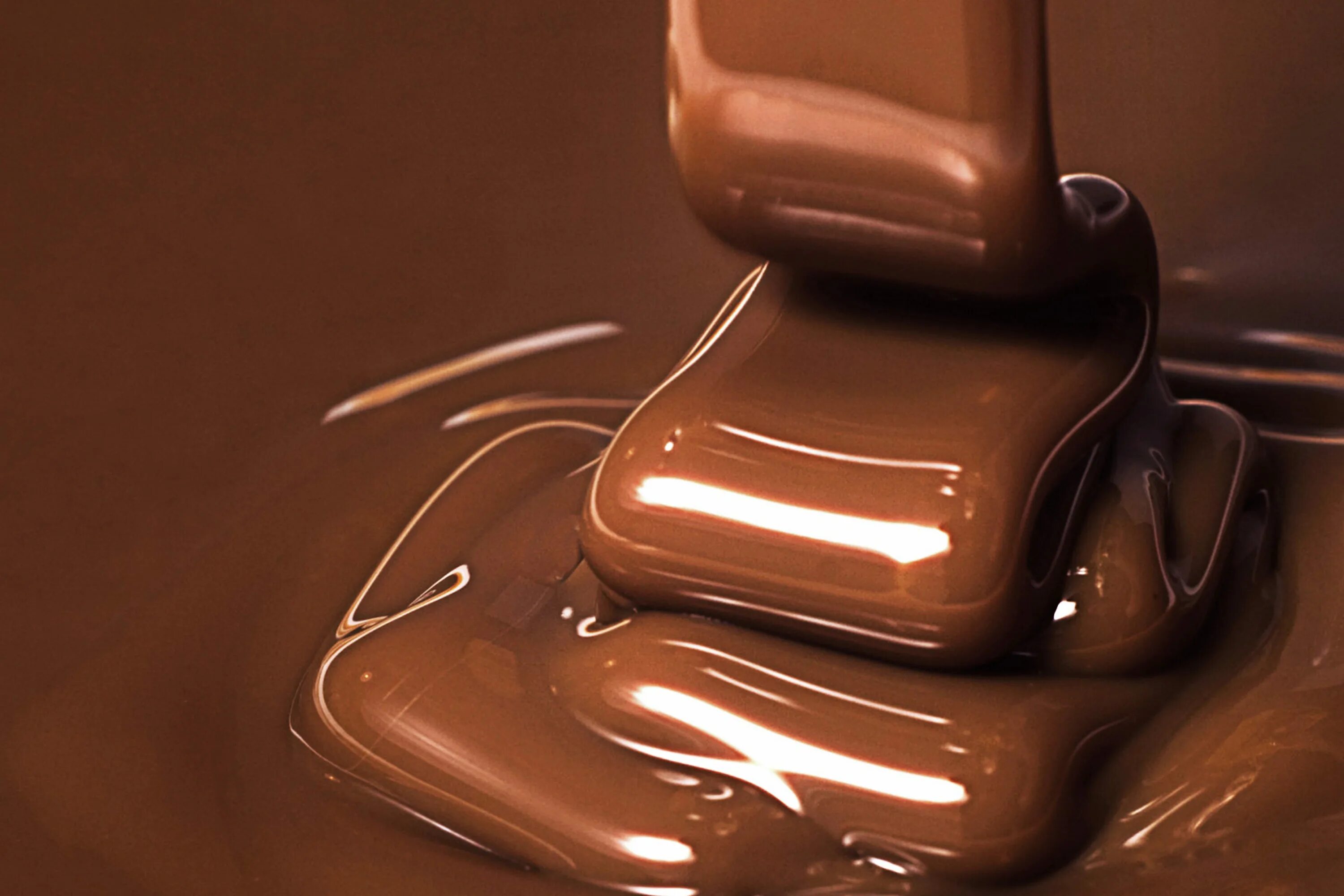 Шоколад. Жидкий шоколад. Растаявший шоколад. Шоколад тает. Single object
