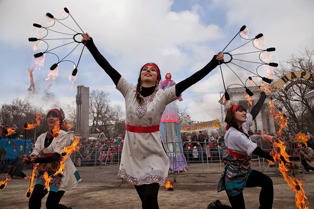 Музыка на народных праздниках. Народное гуляние. Уличные гуляния. Праздники народов. Праздничные народные гулянья.