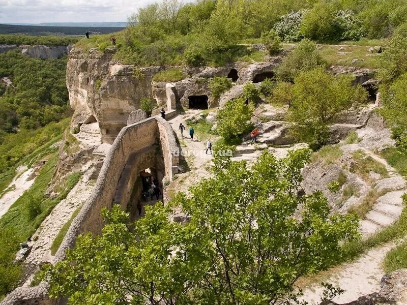 Археологические памятники Крыма Бахчисарай. Чуфут Кале фото 19 века. Береговое Бахчисарай Крым. Чуфут Кале стены живопись.