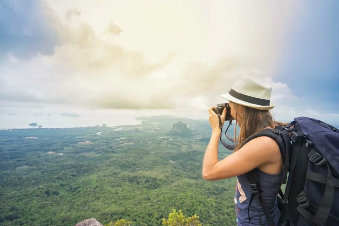 Туристка на вершине горы. Туристка хиппипнг. Туристы фотографы новой стране. Hiking Camera. Мечты во время путешествия