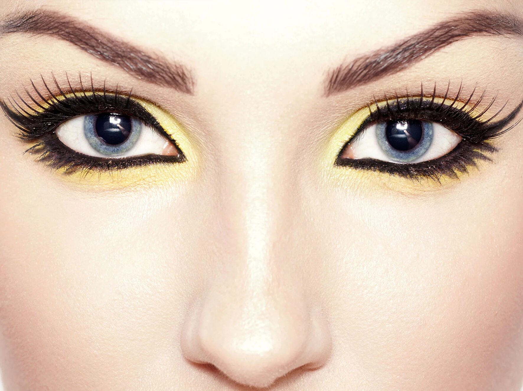 стрелочки макияж. стрелки для увеличения глаз. стрелки для миндальных глаз. как подвести глаза карандашом без стрелок. стрелки без кончиков.