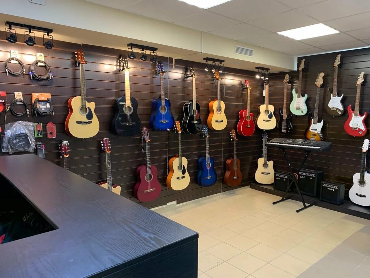 музыкальные магазины в питере. гитары музыкальные магазины. гитарный магазин гитарист спб. витрина для гитары. магазин гитар.