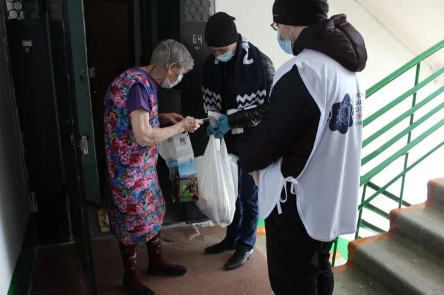 Волонтер и бабушка. Волонтер помогает бабушке. Волонтеры медики в пандемию. Волонтеры продукты бабушке. Волонтер продукты